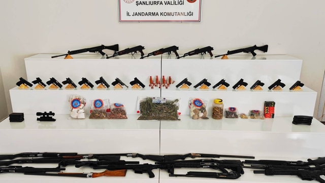 Mısır tarlasında patlayıcı madde ve silahlar ele geçirildi: 9 gözaltı