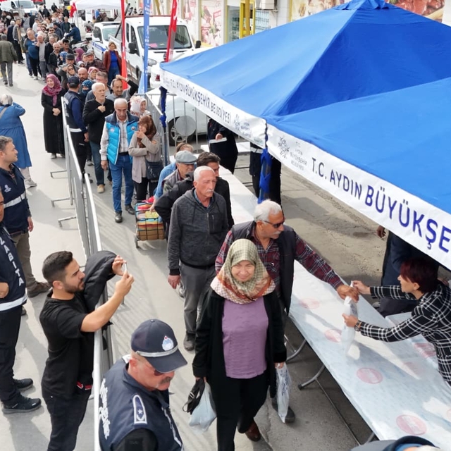 Aydın Büyükşehir, binlerce fideyi Sökeliler ile buluşturdu