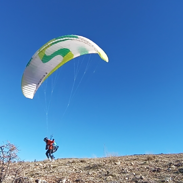 Ayrancı Tepesi, renkli paraşütlerle doldu; kaymakam uçuş yaptı