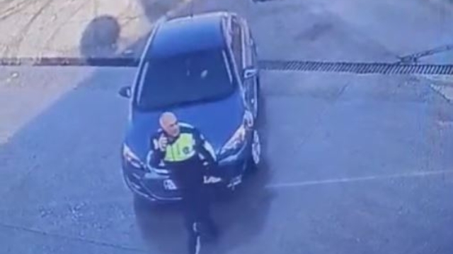 Otomobilin trafik polisine çarptığı kaza kamerada
