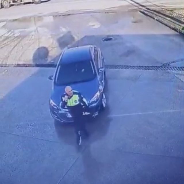 Otomobilin trafik polisine çarptığı kaza kamerada