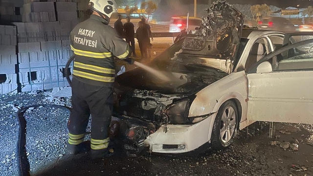 Antakya'da otomobilin motor kısmı yandı
