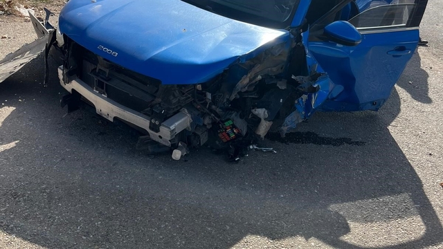 Sürücüsünün direksiyon hakimiyetini kaybettiği otomobil refüje çıktı