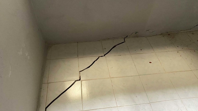 İzmir'de evlerinde çatlaklar oluşan mahalleli çözüm bekliyor