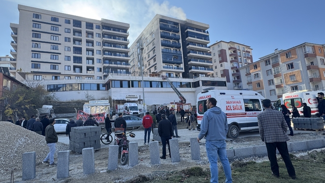 Van'da otoparkta çıkan yangın nedeniyle binada mahsur kalanlar ekiplerce kurtarıldı