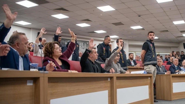 Aydınlıların indirimli su hayali suya düştü
Plan Bütçe Komisyonu Üyesi Güler: CHP'li üyeler verdikleri önergeyi gündeme bile almadı
