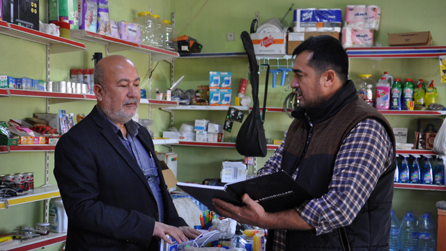 Hayırsever, bakkalın veresiye defterindeki 100 bin TL'lik borcu ödedi