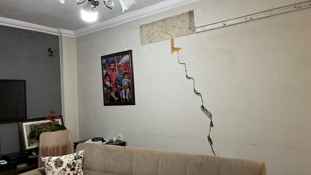 İzmir'de bir mahalle tünel kazısı yüzünden diken üstünde
Vatandaşlar isyan etti, Başkan Tugay'ı istifaya davet etti
"Kanserden ölmedim, tünelden öleceğim"
Deprem yıkmadı, tünel çatlattı: Evleri terk edip sokağa çıkan halk isyan etti