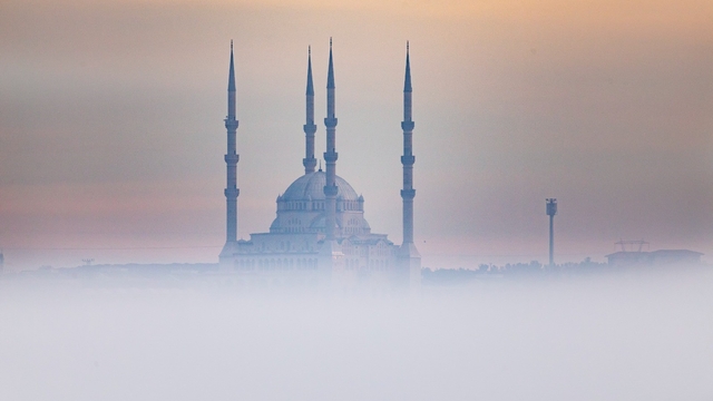 Sis denizinde kaybolan Diyarbakır'da, minareler görsel şölen sundu