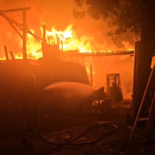 İş yeri yangınında mahsur kalan güvercinler kurtarıldı