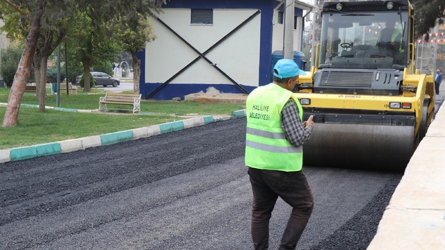 Haliliye'deki mahallede asfalt çalışması