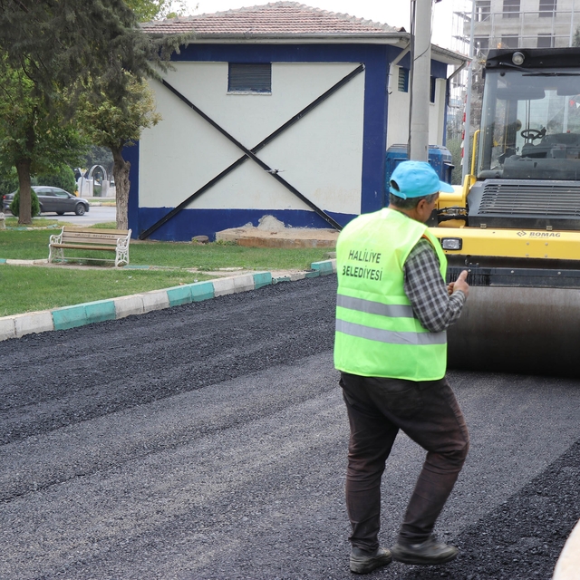 Haliliye'deki mahallede asfalt çalışması