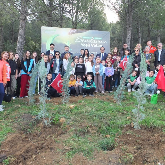 Burhaniye'de 400 fidan toprakla buluştu