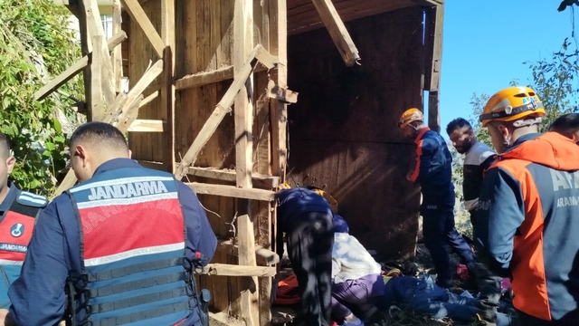 Arı kovanlarının bulunduğu ahşap yapı devrildi; 2 ölü, 1 yaralı