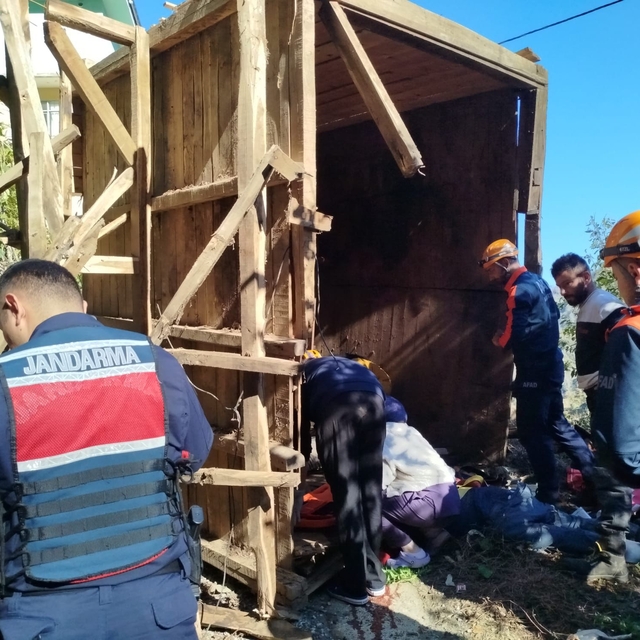 Arı kovanlarının bulunduğu ahşap yapı devrildi; 2 ölü, 1 yaralı