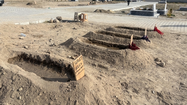 Zehirlenme şüphesiyle hayatını kaybeden aile; baba, 2 çocuğu ve eşinin yanına defnedildi