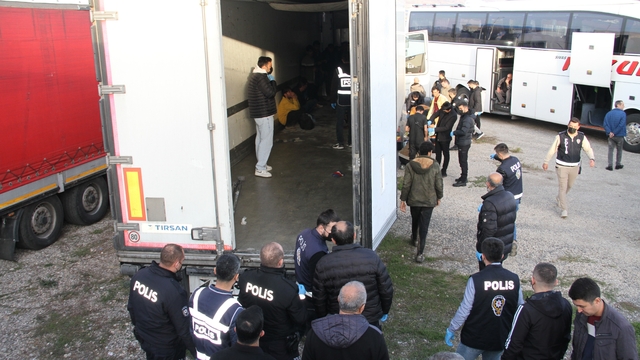 Tırın  dorsesinde 28 kaçak göçmen bulundu