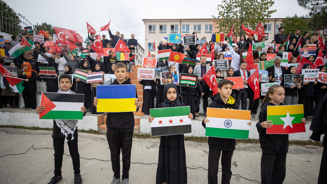 Sakarya'da öğrenciler "Dünya Çocuk Hakları Günü"nde zulüm altındaki akranlarını andı