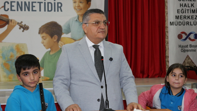 Gerze'de öğrencilere spor, resim ve müzik malzemeleri dağıtıldı