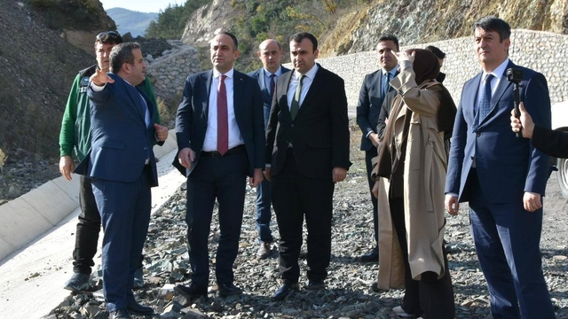 Dikmen'de yol yapım çalışmaları sürüyor