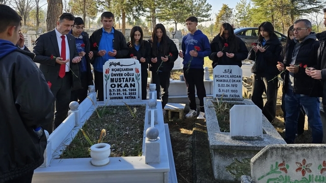 Kastamonu'da vefat eden öğretmen öğrencileri tarafından kabri başında anıldı