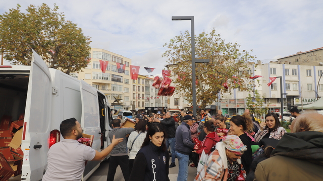 Kurtuluş gününde 'kek' izdihamı; çocuklar ezilme tehlikesi geçirdi