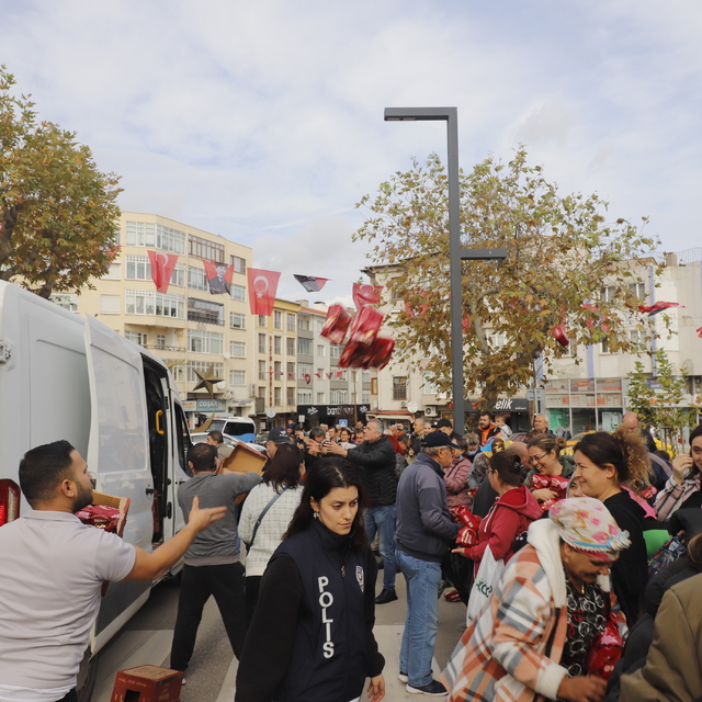 Kurtuluş gününde 'kek' izdihamı; çocuklar ezilme tehlikesi geçirdi