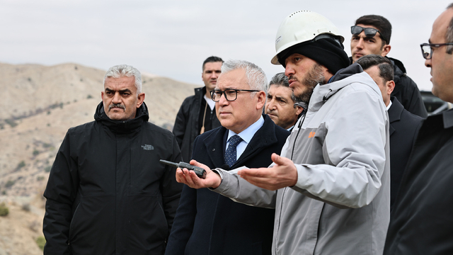 Sivas'ta göçük altında kalan şantiye müdürünü arama çalışmaları 3'üncü gününde