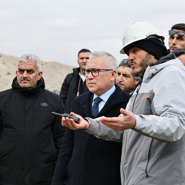 Sivas'ta göçük altında kalan şantiye müdürünü arama çalışmaları 3'üncü günü...