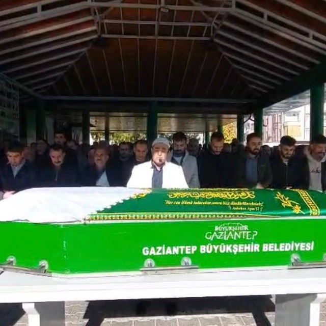 Devrilen otomobilde hayatını kaybeden kadın, memleketinde defnedildi