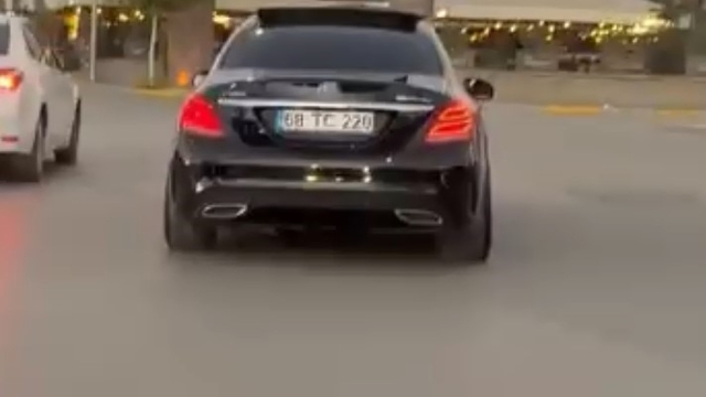 Drift atan sürücünün tehlikeli yolculuğu kamerada
Ehliyeti emniyette olan sürücüye 152 bin 776 lira ceza kesildi