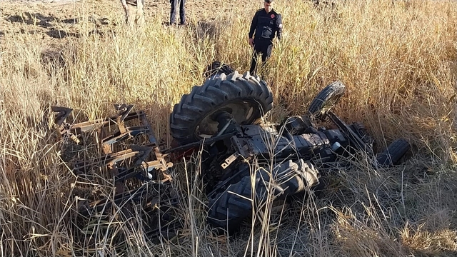 Gaziantep'te devrilen traktörün sürücüsü hayatını kaybetti