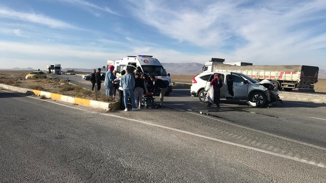 Kamyonet ile otomobil çarpıştı: 3'ü çocuk 7 yaralı