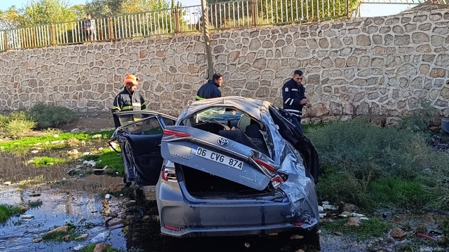 Mardin'de dere yatağına düşen otomobildeki 3 kişi yaralandı