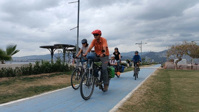 Bisikletle dünya turuna çıkan Fransız aile, İzmir'e ulaştı