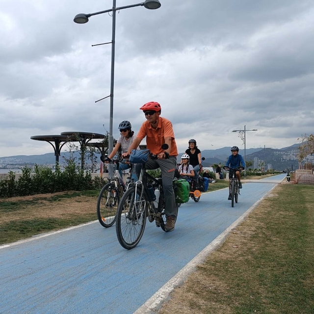 Bisikletle dünya turuna çıkan Fransız aile, İzmir'e ulaştı