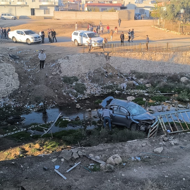 Otomobil, köprüden kanala düştü; 1'i ağır 3 yaralı