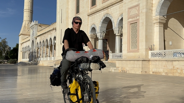 Umreye gitmek için Balıkesir'den bisikletiyle yola çıkan kişi Adana'ya ulaştı