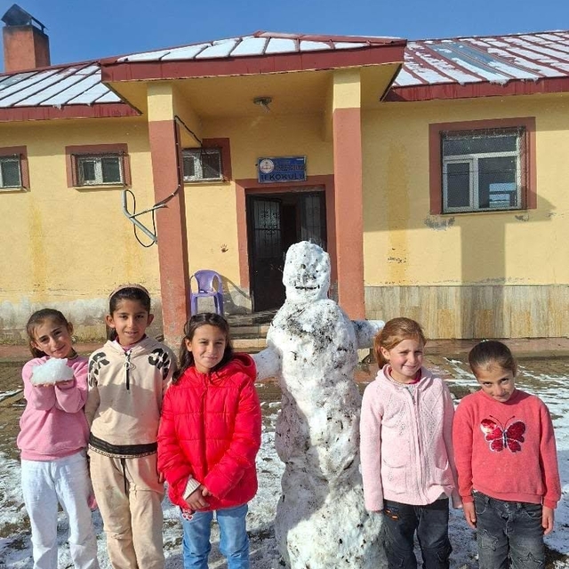 Ağrı'da öğrenciler yılın ilk kardan adamını yaptı