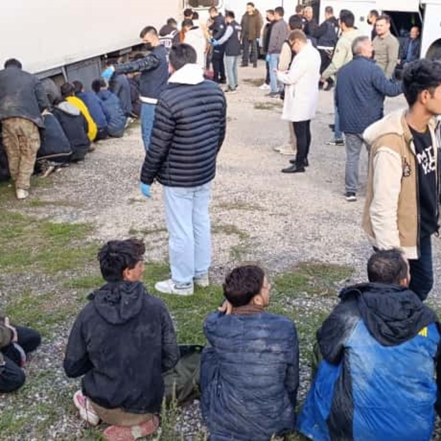 TIR'ın dorsesinde 28 düzensiz göçmen yakalandı