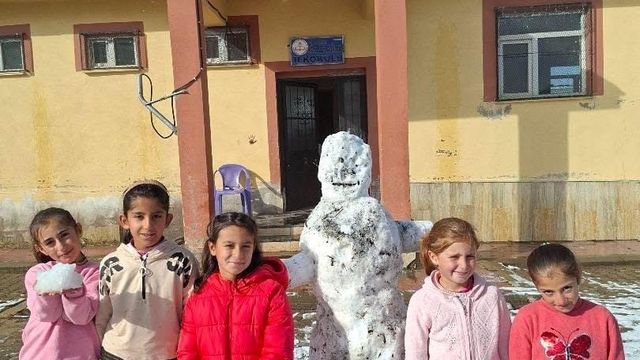 Ağrı'da öğrenciler yılın ilk kardan adamını yaptı