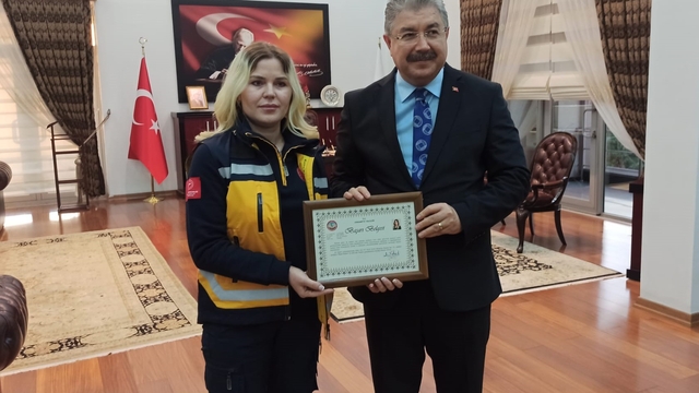 Telefonda anlattığı Heimlich manevrasıyla hayat kurtaran sağlık personeli ödüllendirildi