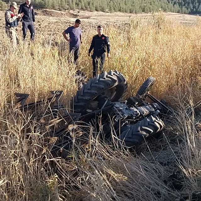Gaziantep'te devrilen traktörün altında kalan sürücü öldü