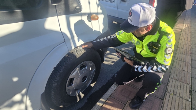 Bafra'da kış lastiği denetimi: 59 servis kontrol edildi