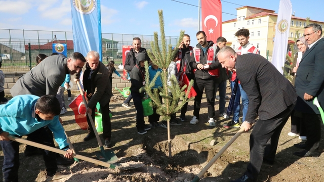 Ağrı'da "Türkiye Yeşeriyor, Gazze Güçleniyor" projesi kapsamında fidanlar toprakla buluşturuldu