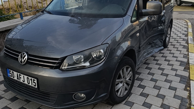 Kazada savrulan araç kaldırımdaki yayaya çarptı: 1 ağır yaralı