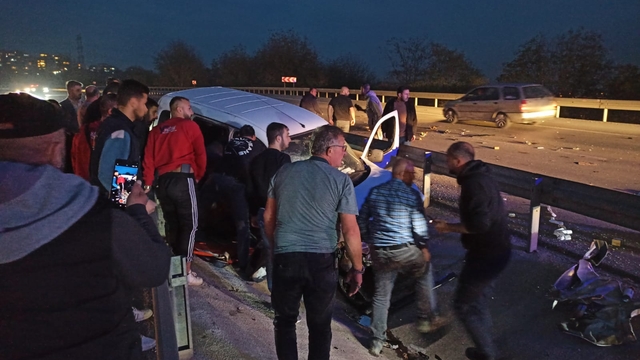 Kocaeli'de bariyere çarpan hafif ticari aracın sürücüsü yaralandı