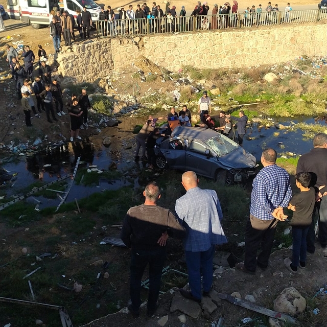 Otomobil, köprüden kanala düştü; 1 ölü, 2 yaralı (2)