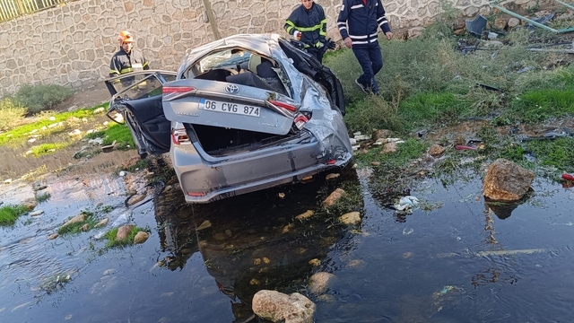 Mardin'de otomobil dere yatağına devrildi: 1 ölü, 2 yaralı