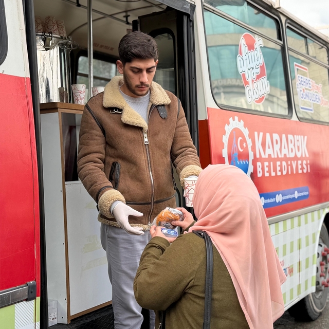 Soğuk sabahlar belediyenin çorba ikramıyla ısınıyor